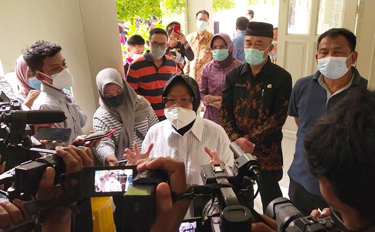 Wali Kota Risma didampingi Kepala Dispendik Kota Surabaya Supomo (paling kanan). foto: YUDI A/ HARIAN BANGSA