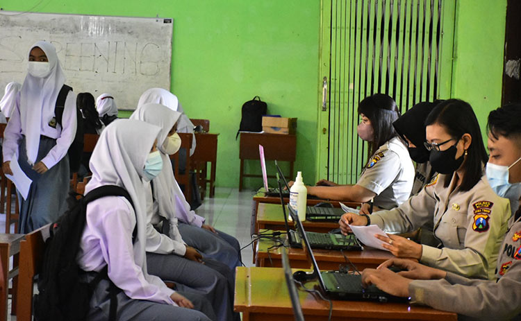 Vaksinasi kepada para pelajar terus digencarkan agar pembelajaran tatap muka bisa segera dimulai. (foto: ist)