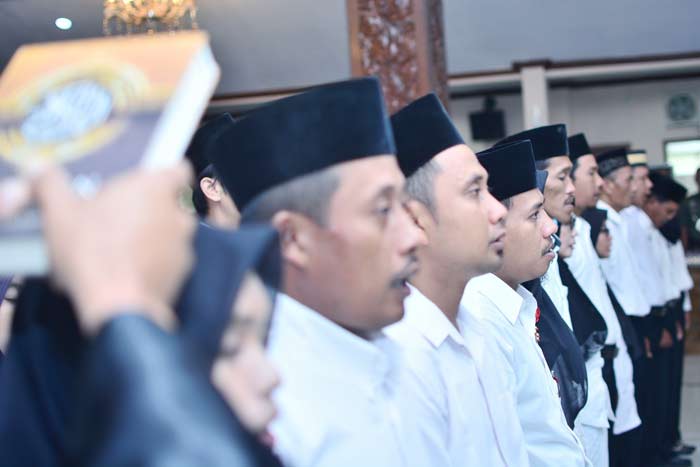 Panwaslu Kabupaten Lamongan saat mengambil sumpah sebanyak 472 Panitia Pengawas Lapangan (PPL),  Kamis (18/1) siang.