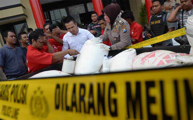 Polisi juga mengamankan barang bukti berupa gula.