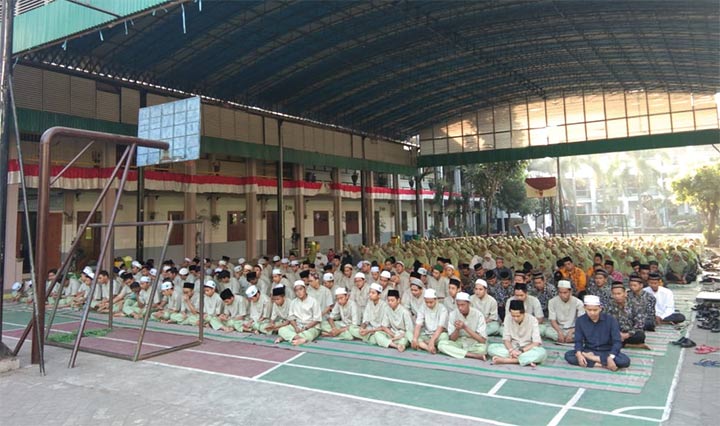 Ribuan siswa-siswi saat menggelar doa bersama dengan membacakan Surat Yasin dan Tahlil di Sekolah Khadijah Surabaya. foto: YUDI A/BANGSAONLINE