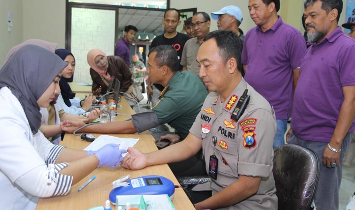 Kapolrestabes Surabaya Kombes Pol Sandi Nugroho menjalani pemeriksaan kesehatan sebelum donor darah.