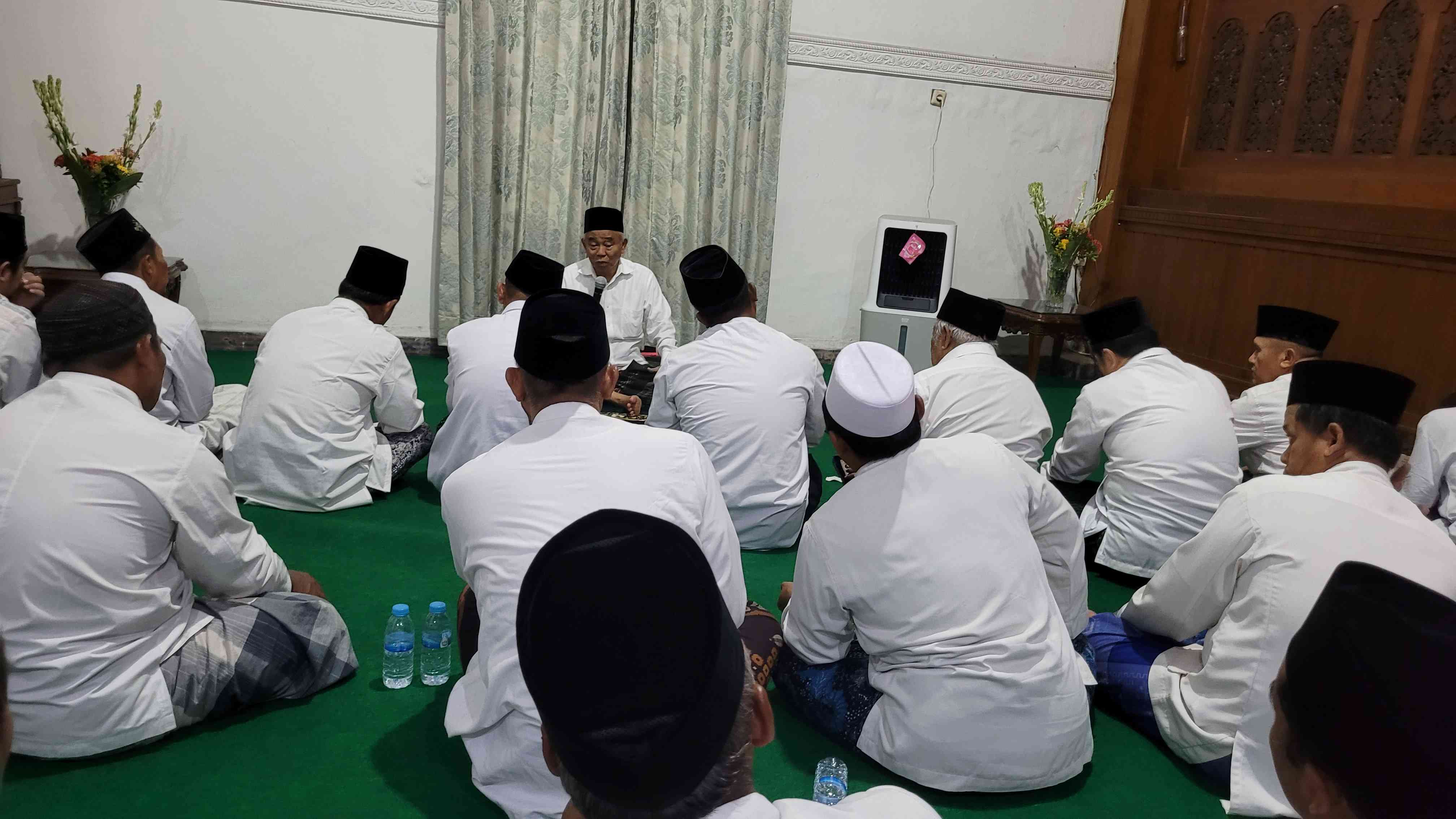 Prof Dr KH Asep Saifuddin Chalim, MA, saat memberikan taushiyah dalam acara salat malam dan istighatsah di Pendopo Kabupaten Mojokerto, Jumat (15/8/2025) malam. Foto: MMA/bangsaonline