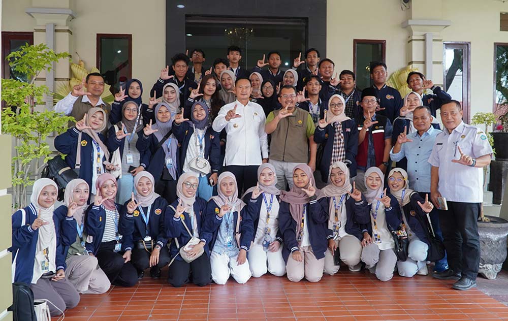 Bupati Lamongan Yuhronur Efendi saat foto bersama dengan para mahasiswa KKN Unej.