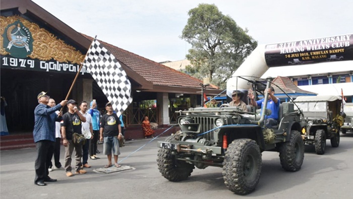 Bupati Rendra Kresna saat memberangkatkan para peserta baksos Malang Wilys Club ke tempat wisata Umbulan.