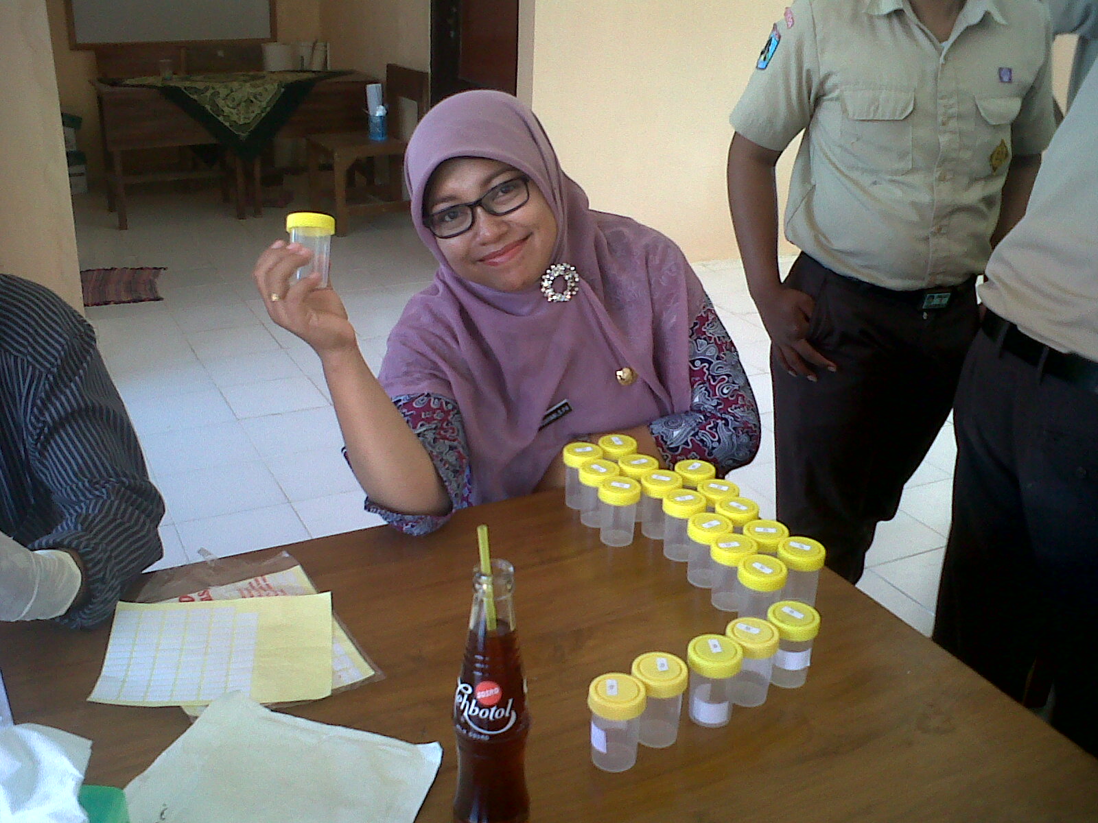 Petugas menunjukkan hasil tes urine pelajar di SMAN 1 Panarukan, Situbondo, Jumat (29/8). foto: hadi/Bangsa Online