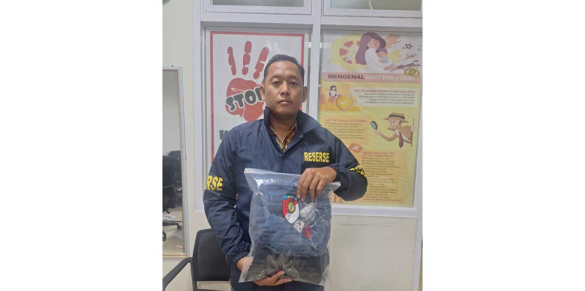 Petugas dari Satreskrim Polres Gresik ketika menunjukkan barang bukti pencabulan. Foto: Ist