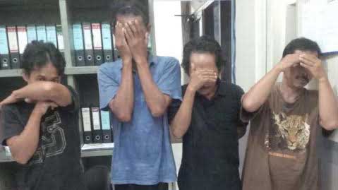 Keempat warga Tandes yang bermain judi dadu. foto: ist