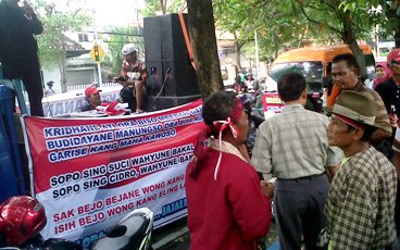 Aksi warga saat demo di depan kantor Bupati. foto: ferry/BANGSAONLINE