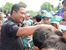 Bupati Mojokerto Mustafa Kemal Pasha melayani permintaan salaman siswa SD. Foto:humas