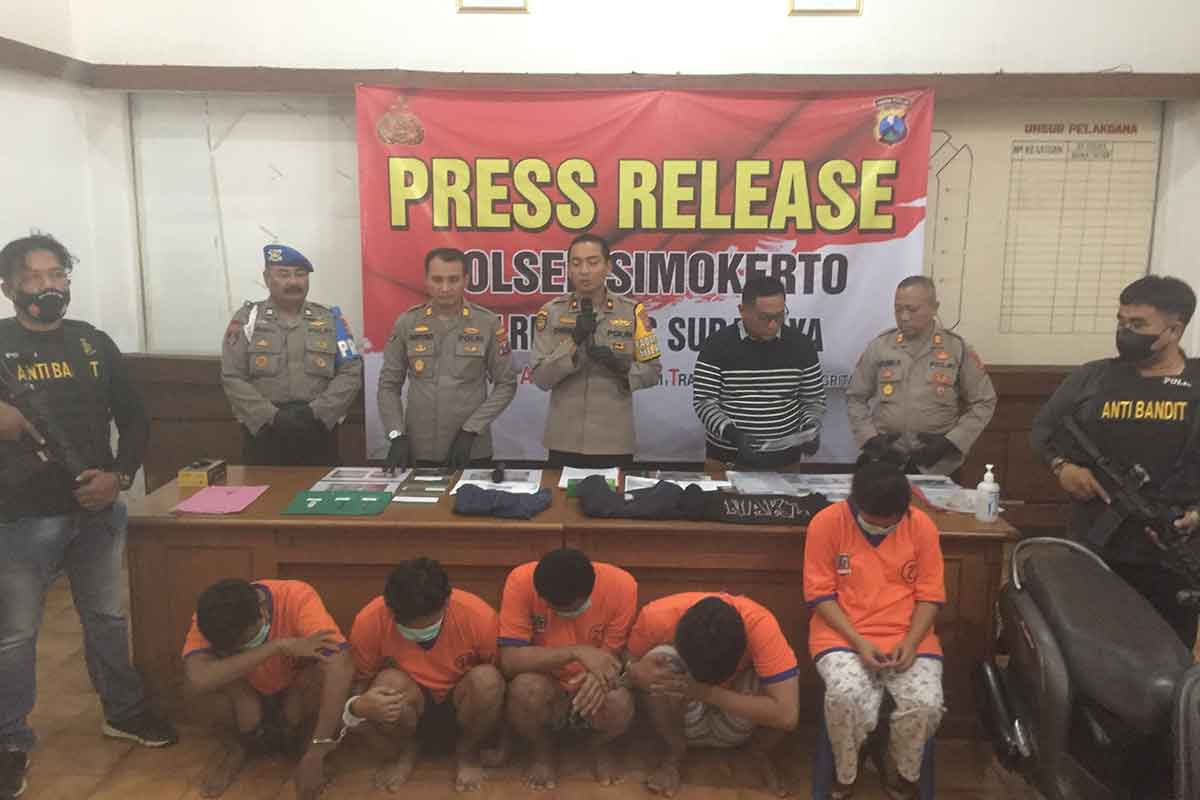 Para pelaku curanmor saat pers rilis di Mapolsek Simokerto, Selasa (11/4/2023).