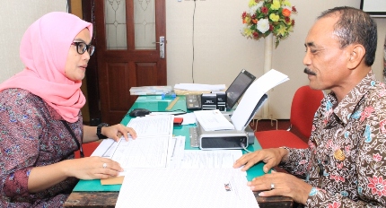 Akhnan, Inspektur Kota Mojokerto saat menyerahkan LHKPN kepada petugas KPK. foto: Rochmad Aris/BangsaOnline.com