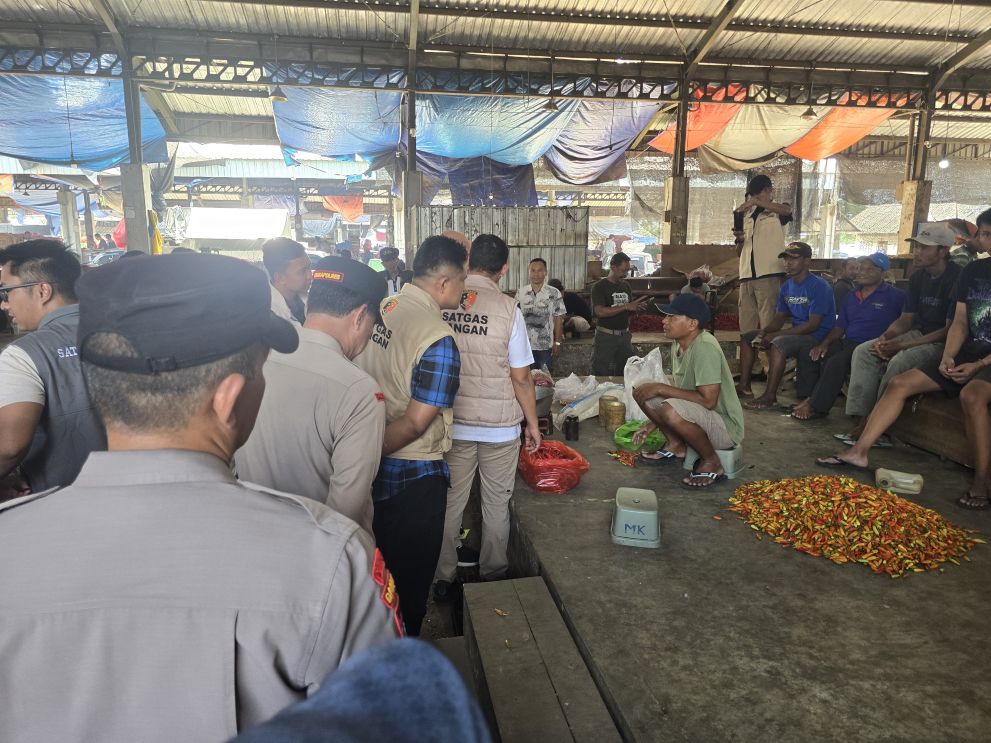 Satuan Tugas (Satgas) Pangan Mabes Polri bersama sejumlah instansi saat melakukan pemantauan bahan pokok (bapok) di Pasar Pahing, Kota Kediri. (Ist). 

