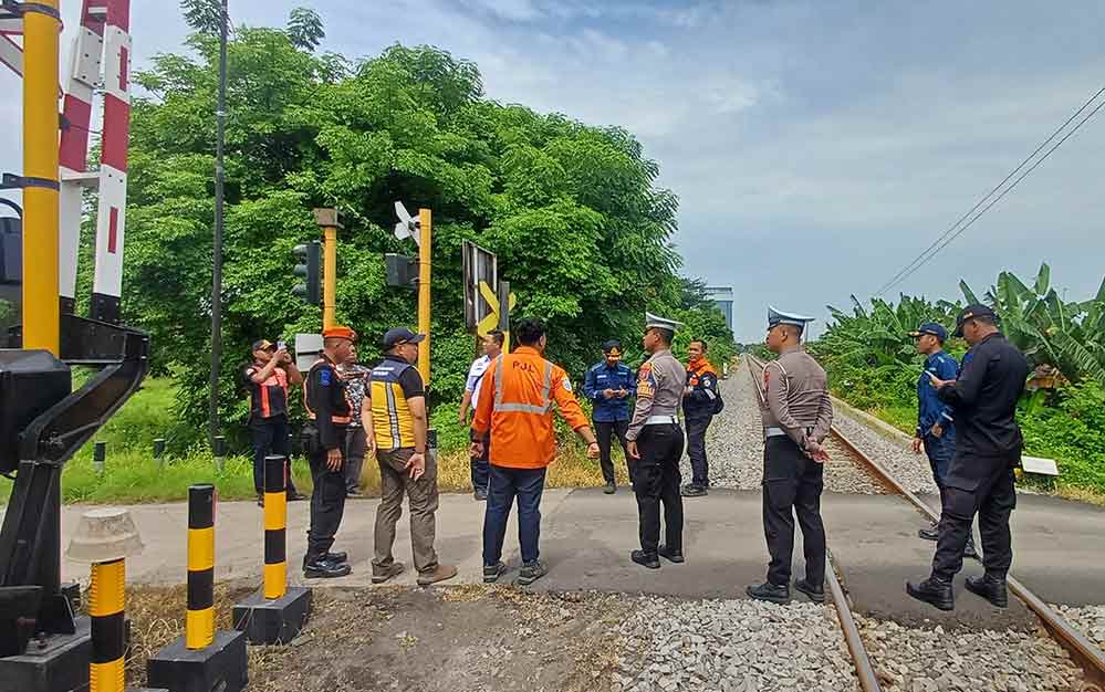Kanit Turjawali Satlantas Polres Pasuruan saat sidak di beberapa titik rawan bersama PT KAI Daops 8, Daops 9, Dinas Bina Marga, dan Dishub Kabupaten Pasuruan. (Ist)