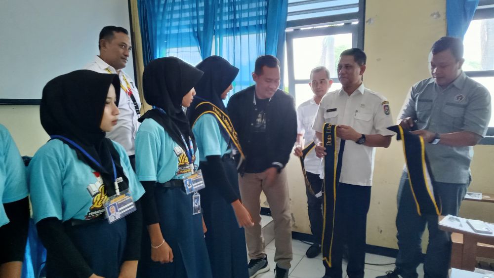 Penyematan tanda berupa selempang Duta Literasi 2026 ke siswa SMP