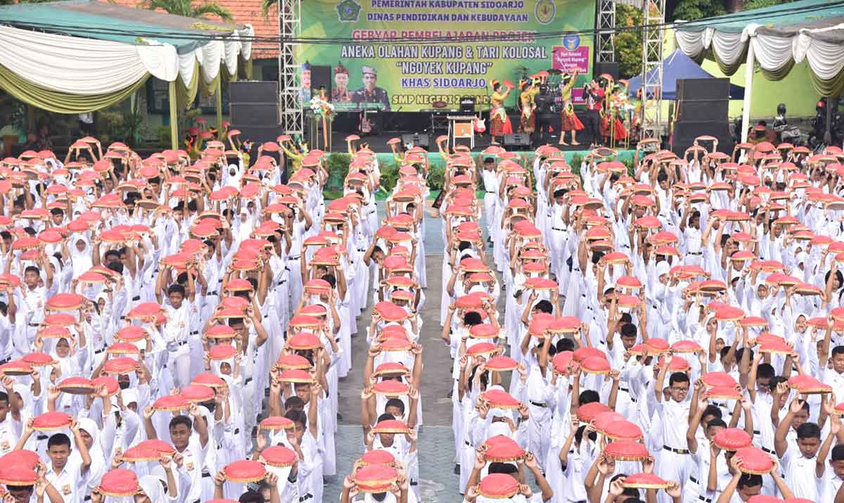Tari Kolosal Ngoyek Kupang yang digelar di halaman SMPN 2 Candi. Foto: Ist