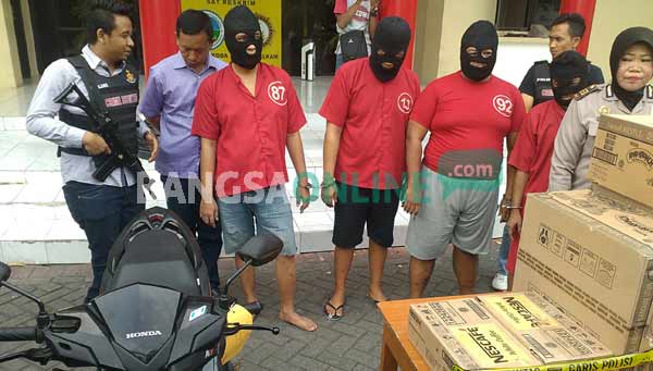 Ketiga tersangka saat diamankan. foto: ekoyono/ BANGSAONLINE