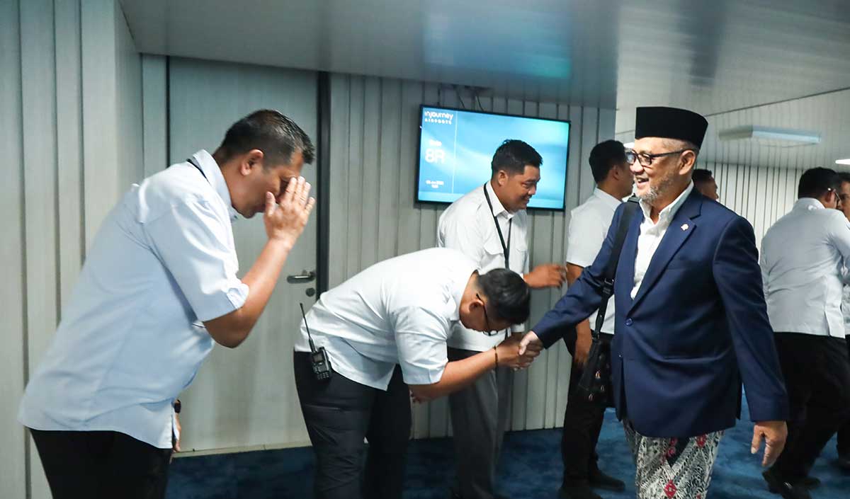 Menhaj Gus Irfan saat tiba di tanah air bersama sebagian Tim Amirul Hajj usai menjalankan tugas pengawasan penyelenggaraan ibadah haji 1447 H/2026 M di Arab Saudi. Foto: MCH 2026