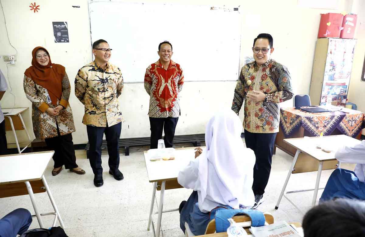 Pj Gubernur Jatim saat menyapa pelajar.