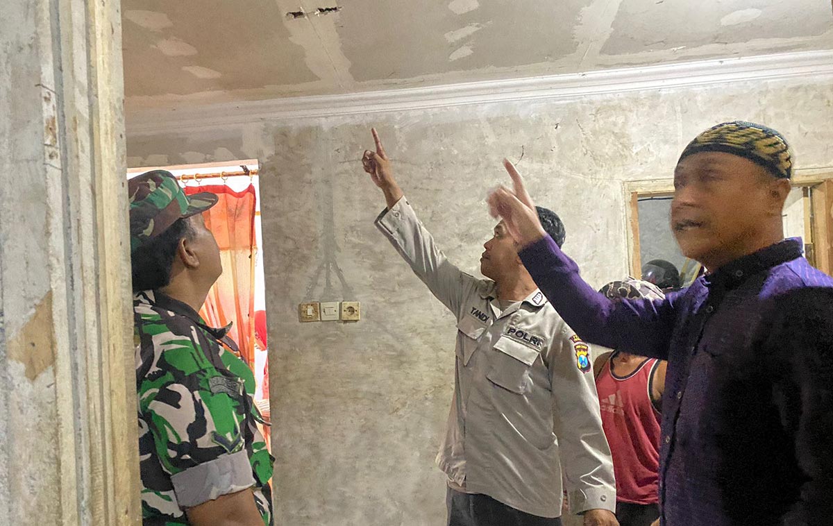 Petugas menunjukkan lokasi korban saat ditemukan dengan kondisi menggantung.