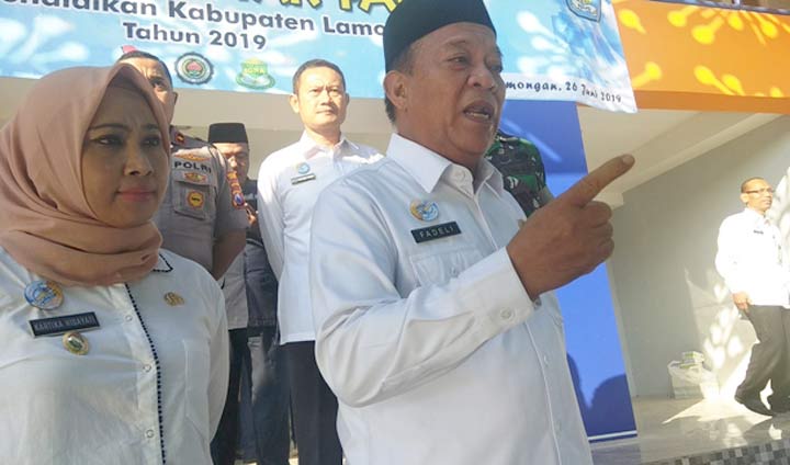 Bupati Fadeli didampingi Wabup Kartika Hidayati saat memberikan keterangan pers.