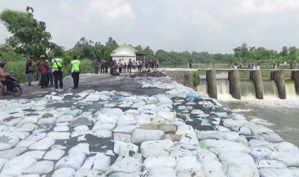 Tumpukan limbah di pinggir sungai Afur di Dusun Budugsidorejo, Desa Watudakon, Kecamatan Sumobito. foto: romza/ BANGSAONLINE