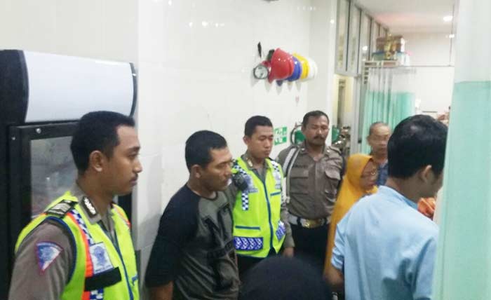 Beberapa rekan Brigadir Aris saat menemani di RS Bhayangkara setelah insiden tabrak lari. 