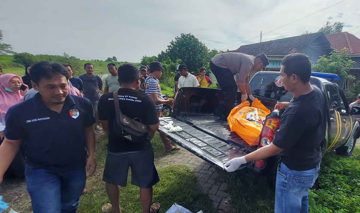 Petugas saat mengevakuasi mayat perempuan di Desa Pacarpeluk, Kecamatan Megaluh, Jombang.
