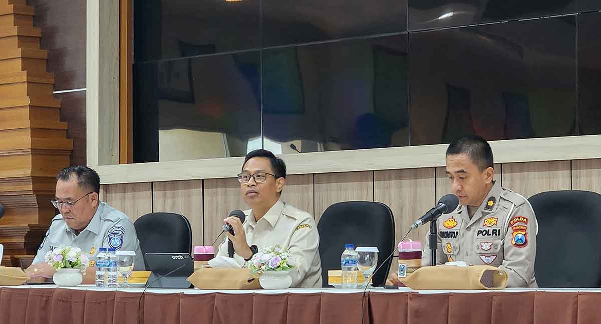 Konferensi pers terkait pemutihan pajak di Jawa Timur.
