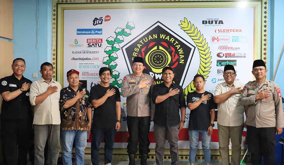 Kapolres Mojokerto Kota saat mengunjungi kantor PWI.