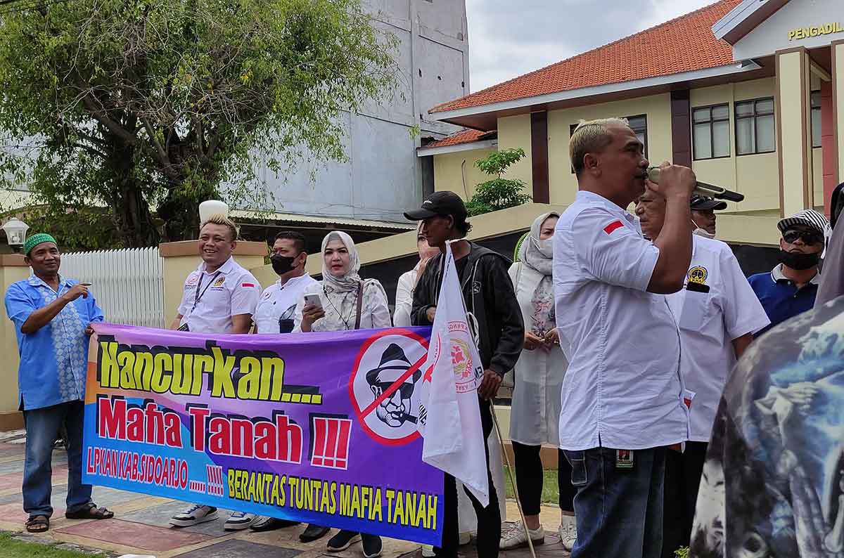 Puluhan massa demo di Depan Kantor Pengadilan Negeri Sidoarjo, Selasa (15/11/2022)