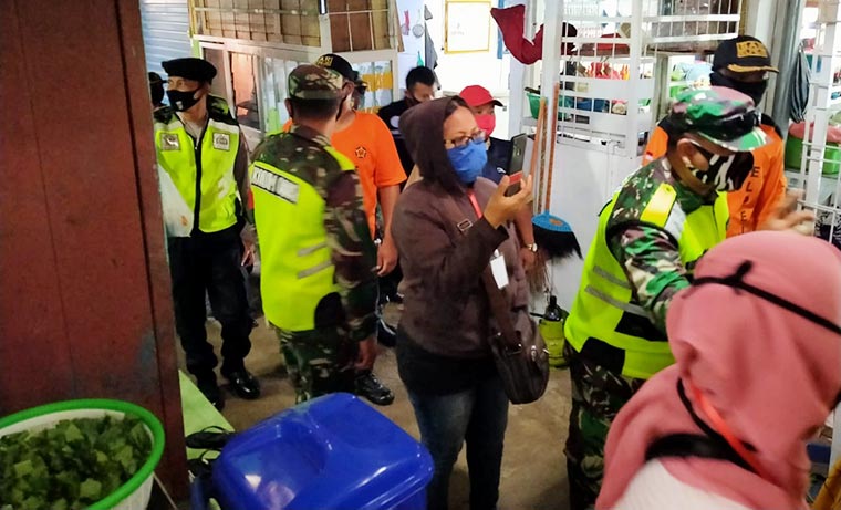 Petugas gabungan saat melakukan penertiban protokol kesehatan di Pasar Ngrambe.