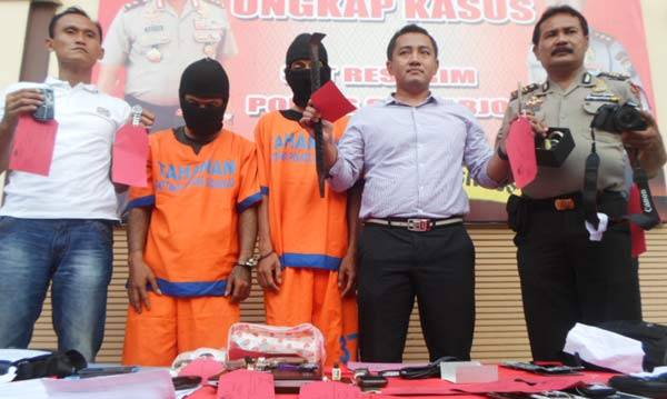 KAMBUHAN: Residivis kambuhan Joko Wahono dan Cucuk Sudarmanto ketika digelandang ke Mapolres Sidoarjo. foto: catur andy/ BANGSAONLINE