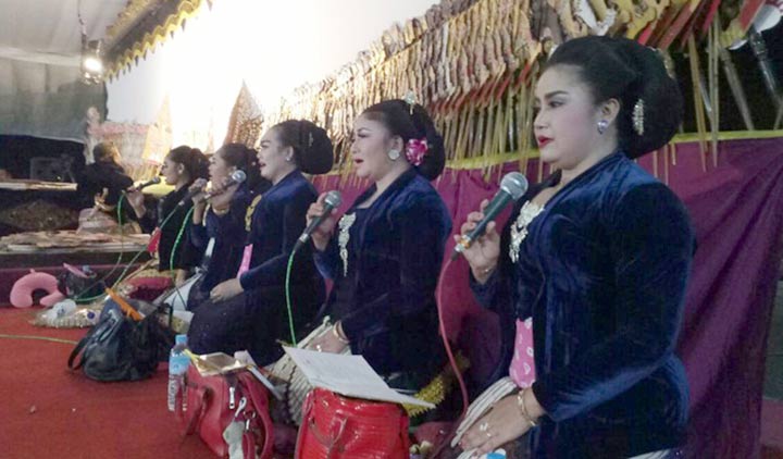Gelar Wayang Kulit, Semen Indonesia Tuban Datangkan Sinden Luar Negeri