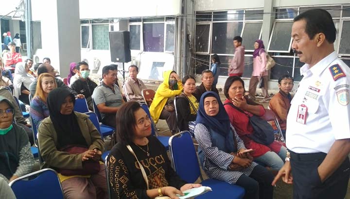 Kepala Dishub Provinsi Jatim Fattah Jasin saat menyapa calon pemudik.