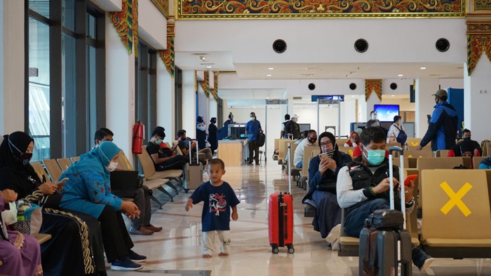 Suasana di ruang tunggu bandara yang masih tetap menjaga protokol kesehatan.