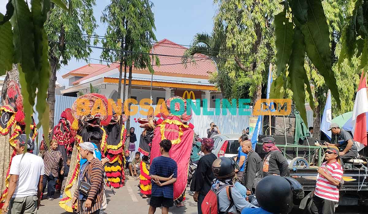 Massa aksi saat menggelar demo di depan restoran cepat saji dengan menampilkan pertunjukan barongan. Foto: MUJI HARJITA/ BANGSAONLINE