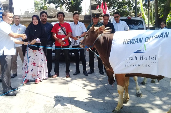 General Manager Mirah foto bersama ketua KPS dan lurah Klatak saat penyerahan sapi.
