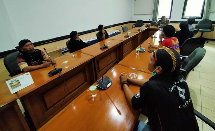 Datangi Gedung DPRD Kabupaten Pasuruan, Warga Keluhkan Larangan Mandi di Candi Belahan