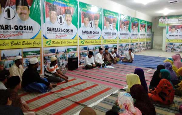 Cabup, Sambari HR didampingi ketua harian RGS-SQ, Khumaidi Maun dan ketua Posko RGS-SQ II, Arjak ketika acara bacaan shalawat nariyah. foto: syuhud/BANGSAONLINE