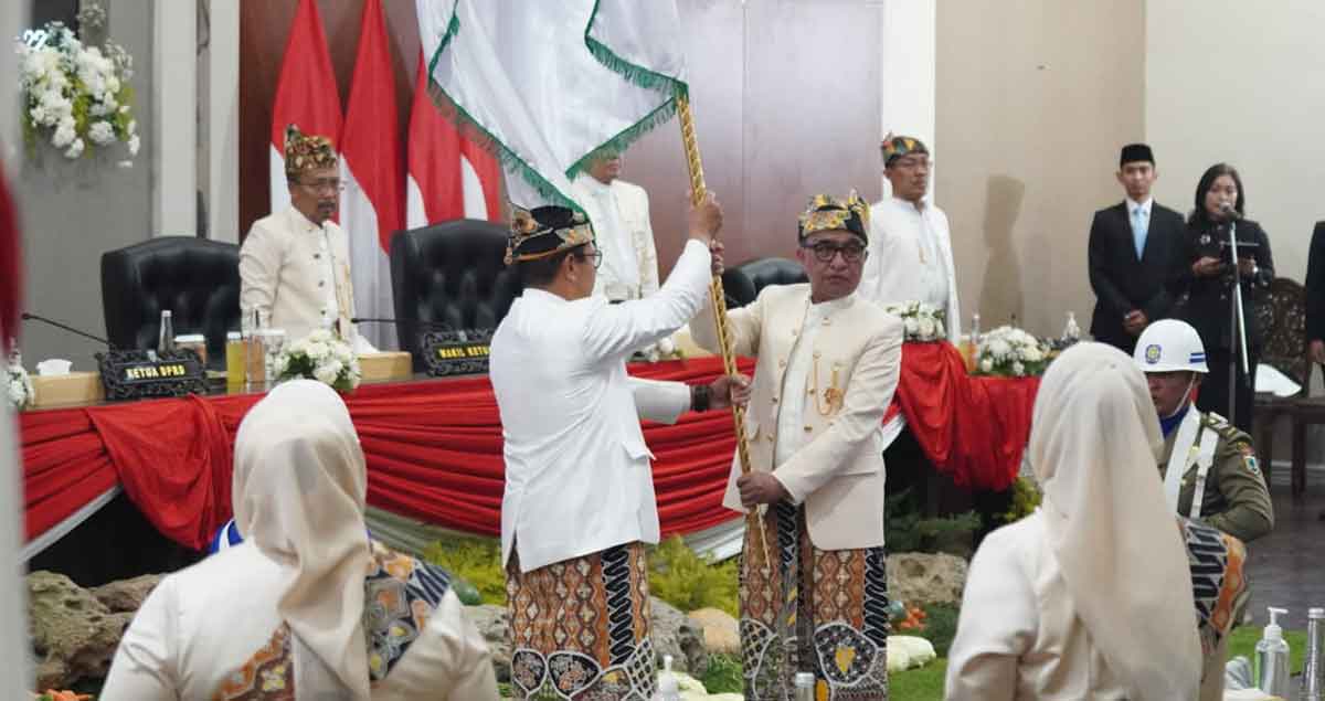 Ketua DPRD Kota Batu, H.M. Didik Subiyanto, saat menyerahkan pataka kepada Wali Kota Batu, Nurochman di ruang rapat paripurna.