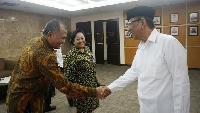 KHA Hasyim Muzadi saat menemui KPK. Anggota Wantimpres itu menggelar pertemuan dengan para pimpinan KPK lengkap. foto: BANGSAONLINE