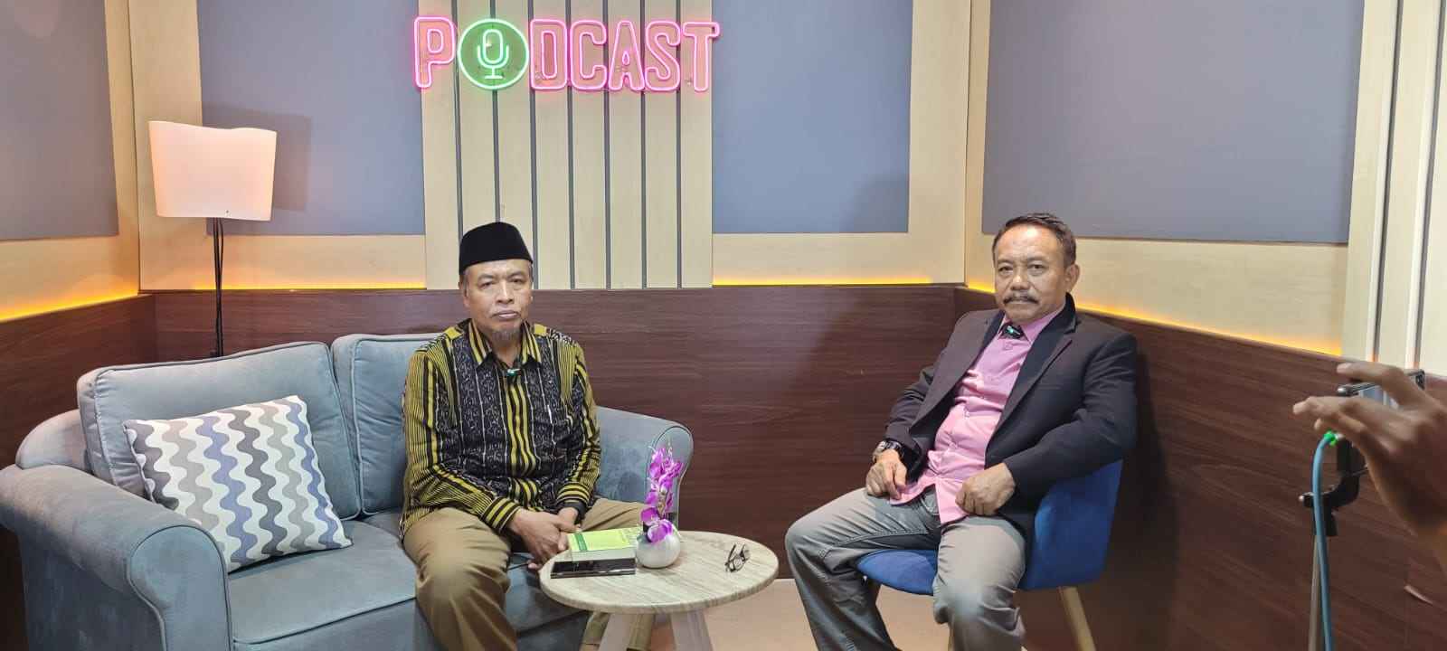 rof Dr KH Imam Ghazali Said, MA, saat rekaman podcast  BANGSAONLINE bersama M Mas