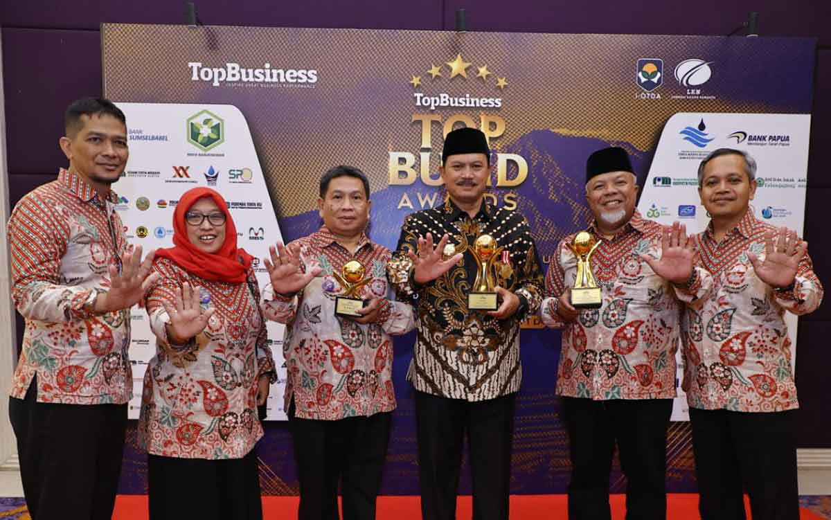 Wali kota Madiun, Maidi, bersama para petinggi PDAM saat menerima penghargaan Top BUMD Award 2023.