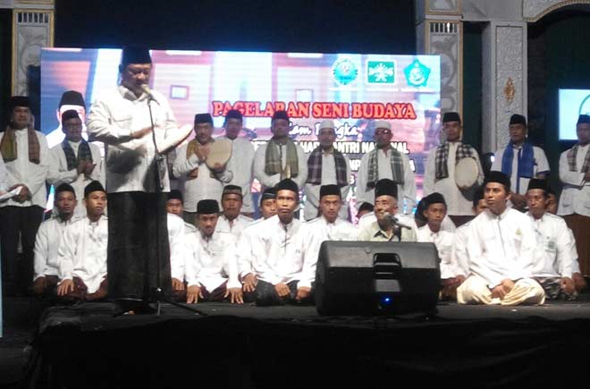 TABUH REBANA: Bupati Sidoarjo dan Forpimda membuka pagelaran seni budaya dalam rangka HSN 2016 di Alun-alun Sidoarjo, Jumat (21/10) malam. foto: mustain/ bangsaonline 