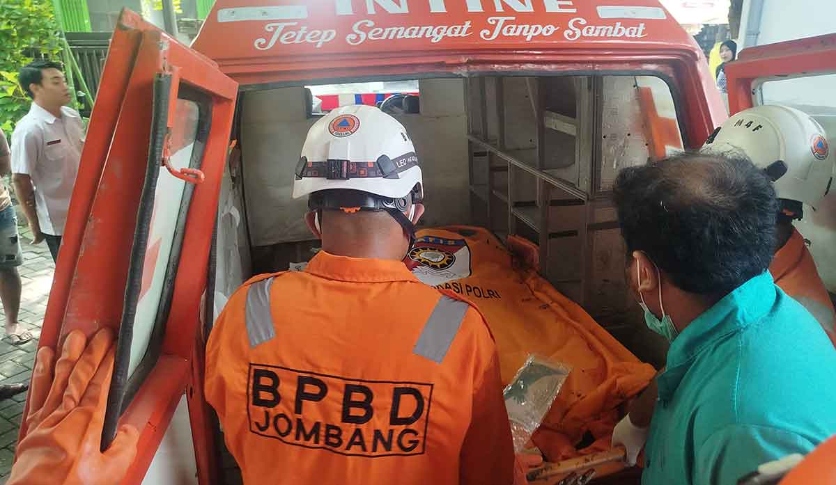 Jenazah korban saat dibawa ke RSUD Jombang.