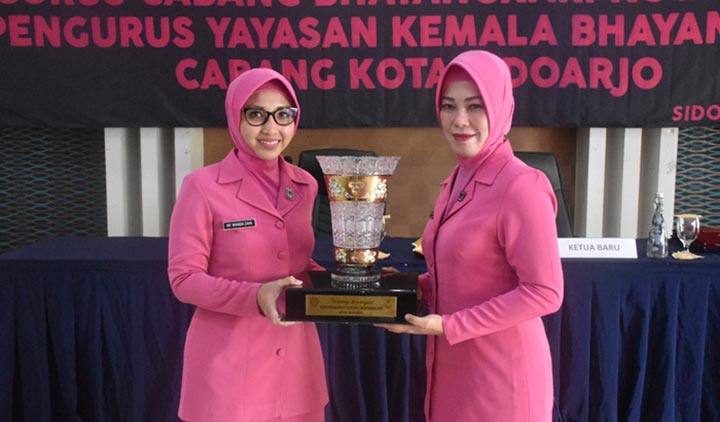 Ny. Wanda Zain dan Ny. Dewi Sumardji saat pergantian Ketua Bhayangkari Cabang Kota Sidoarjo.