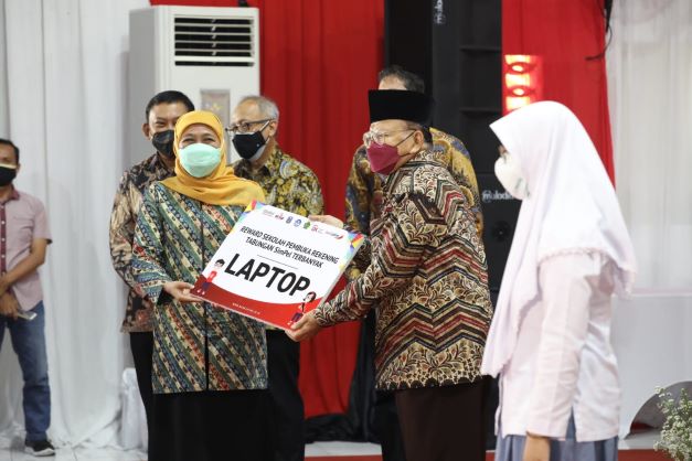 Gubernur Jawa Timur Khofifah Indar Parawansa dalam acara Puncak KEJAR Prestasi Anak Indonesia (KREASI) ‘Satu Rekening Satu Pelajar’ di SMA Khadijah Surabaya, Selasa (24/8). foto: Humas Pemprov Jatim