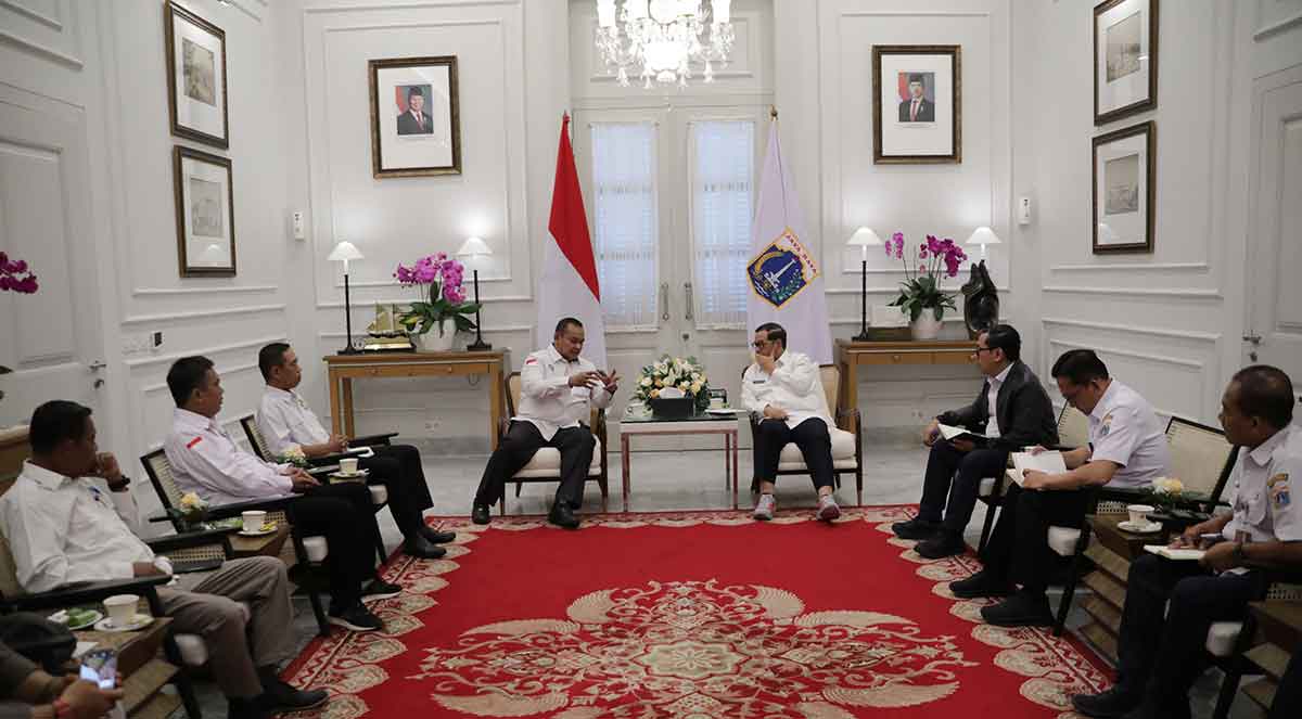 Serikat buruh saat bertemu Gubernur DKI untuk menyampaikan aspirasi. 