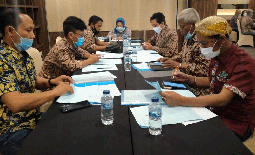 Sejumlah peserta saat Uji Kompetensi Wartawan (UKW). Foto: SYUHUD/ BANGSAONLINE.com